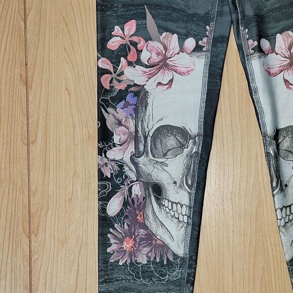 EVOLUTION AND CREATION ACTIVEWEAR GRAY WITH PINK FLOWERS SKULL LEGGING CAPRIS - Picture 6 of 7